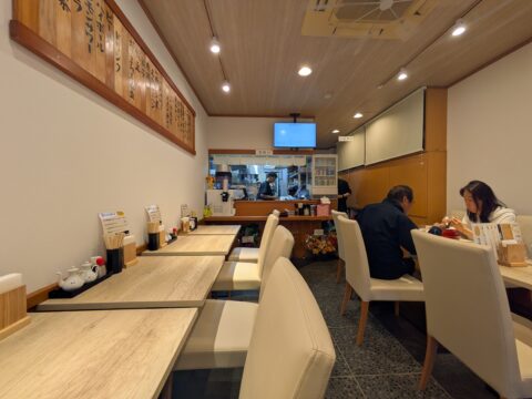ほっこり中華そば森下の店内。お一人様カウンターとグループテーブルが並ぶ明るい空間。