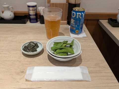 サントリー生ビールとごませんべい、サービスの枝豆。