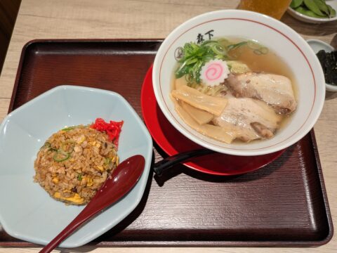 チャーラーセット。なると・チャーシュー・メンマ入りの中華そばと半炒飯。