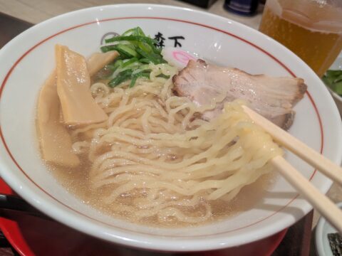 中華そばの麺リフト。細麺に澄んだスープ、しっとりチャーシュー。
