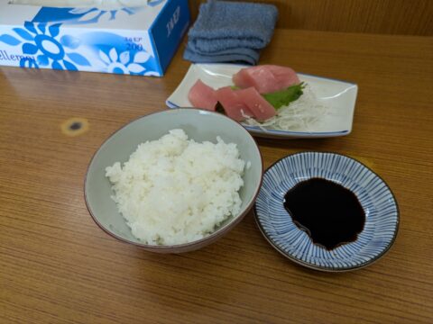 魚源食堂の鮪の刺身と小ごはん