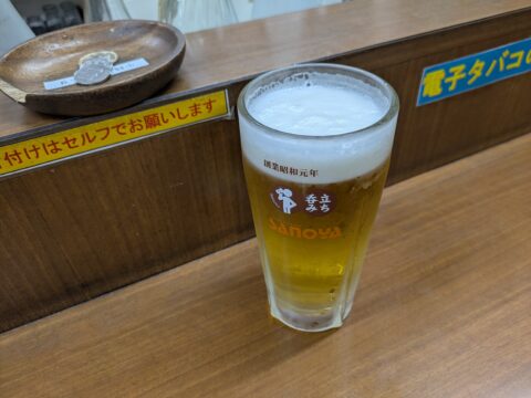 佐野屋カウンターに置かれたアサヒ生ビール