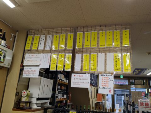 佐野屋の店内に並ぶ黄色い短冊メニュー