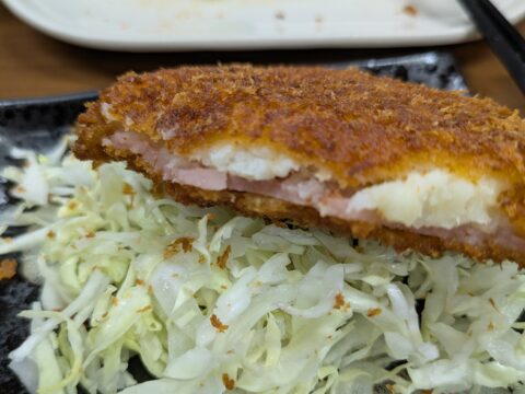 ポテサラハムカツの断面。ハムとポテトサラダが挟まっている