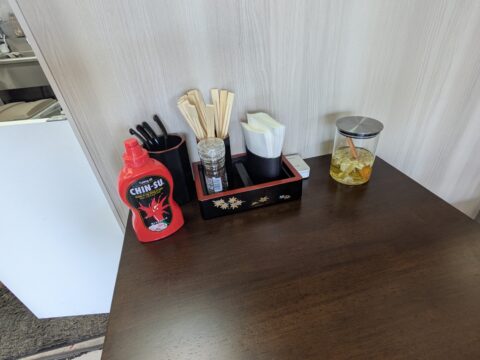 テーブルのベトナム調味料セット（CHIN-SU チリソース・にんにく酢・ブラックペッパー）