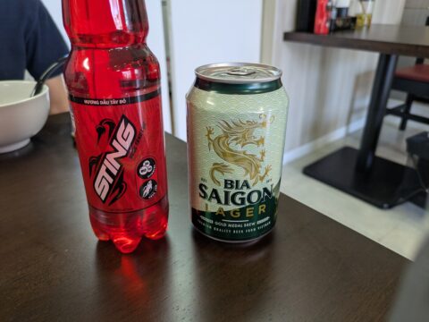 いちごジュース（STING）とサイゴンビール（BIA SAIGON LAGER）で乾杯