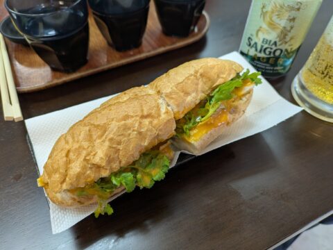 バインミー（ベトナムのパン）とサイゴンビール・テーブル全体