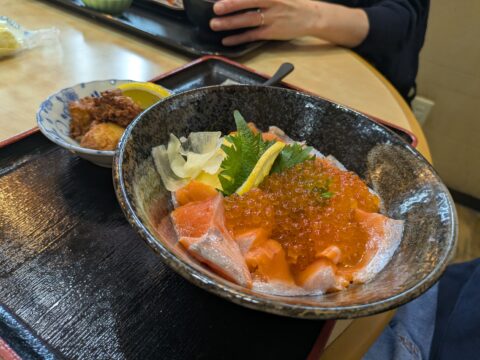 いちますのサーモンいくら丼(大姉ちゃん注文)