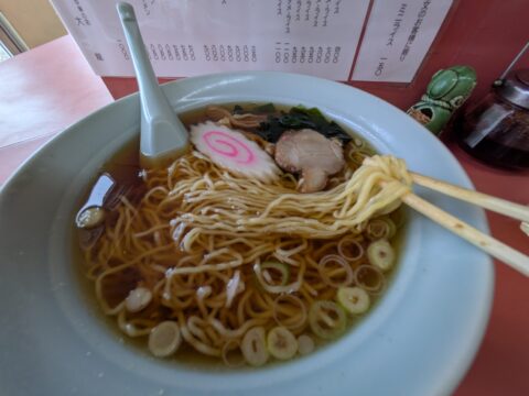 熊谷「大龍」中華そばの縮れ細麵｜チャーシュー・ナルト・わかめ入りのザ中華そば