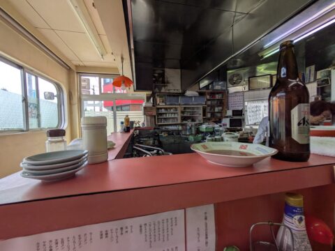 熊谷「大龍」の昭和レトロな店内カウンター