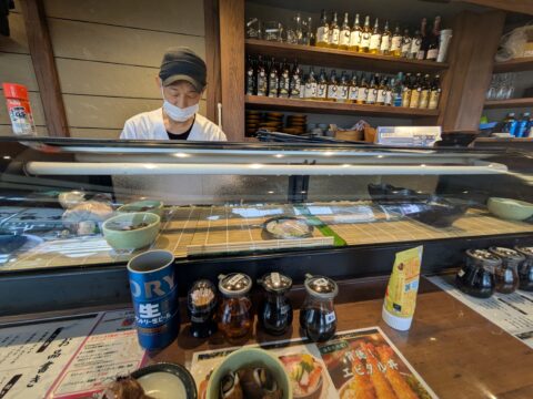 まるは食堂柳橋はなれの店内カウンター｜板前が迎える海鮮食堂の雰囲気