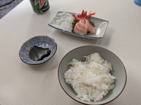魚源食堂の甘海老の刺身定食｜濃厚なたまり醤油でいただく新鮮な生甘エビ