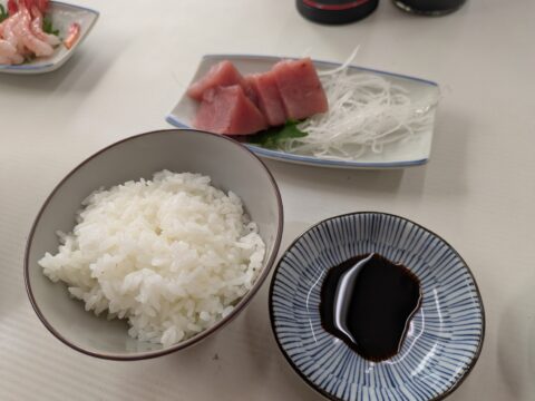名古屋綜合市場・魚源食堂のお子様ランチ｜鮪の刺身半人前と茶碗ご飯