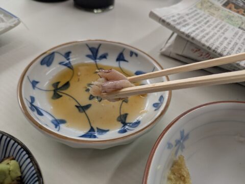 魚源食堂のシャコの爪肉を三杯酢で食べる