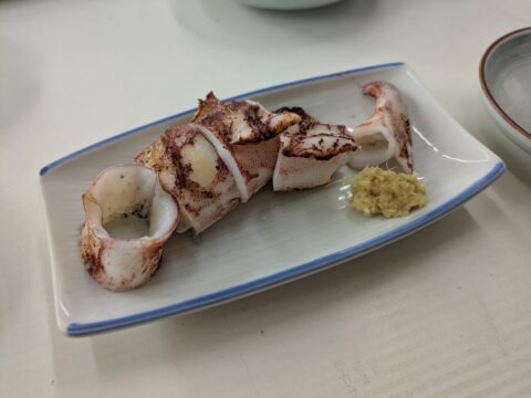 魚源食堂の炭火焼きのイカの姿焼き