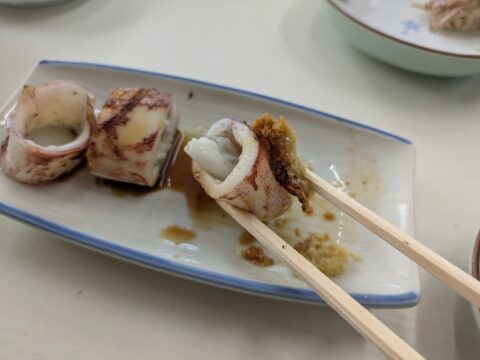 魚源食堂のいかの姿焼き断面￤卵を抱いています