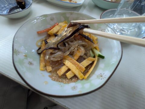 魚源食堂の春雨サラダ￤錦糸卵、ハム、きゅうりに加え、椎茸やキクラゲ