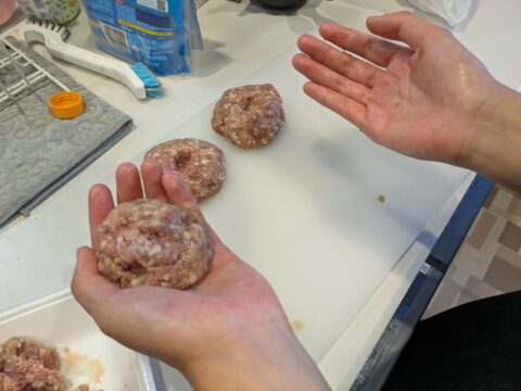 豚一のハンバーグの種を成形する大姉ちゃんの手元｜パティに丸める工程