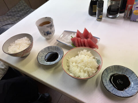 魚源食堂のお子様ランチ｜新鮮なマグロの刺身と茶碗ご飯を子供たちに