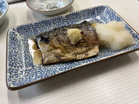 魚源食堂の鯖の塩焼き｜炭火でこんがり焼き上げた鯖に大根おろしを添えて