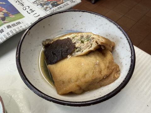 魚源食堂の油揚げの肉詰め煮｜出汁が染みた油揚げに肉を詰めて炊いた一品