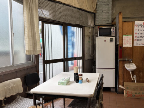 雨の魚源食堂の店内｜窓の外は台風の雨、市場の食堂の落ち着いた佇まい