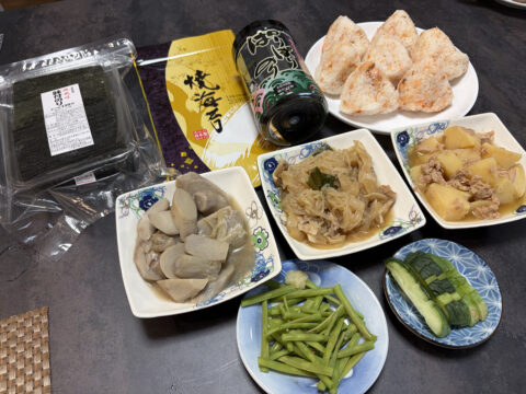魚源食堂のお持ち帰り｜ダツイモ・十六ささげ・煮物・おにぎりを自宅で楽しむ台風の夜