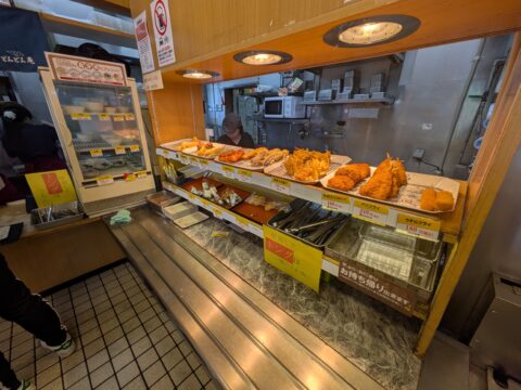 どんどん庵のホットスナックコーナー｜天ぷら各種がずらりと並ぶセルフコーナー