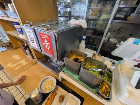 どんどん庵の出汁コーナー｜「赤（名古屋味）」と「白（あっさり味）」の2種類の蛇口と各種薬味