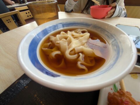 どんどん庵の素きしめん（小）｜具なしの平打ち麺にたまり醤油ベースの赤出汁だけのシンプルな一杯