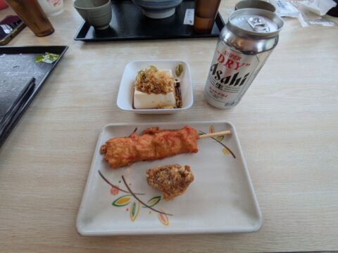 どんどん庵で天ぷらをアテにアサヒスーパードライで一杯｜ちくわ天とから揚げの「うどん前」スタイル