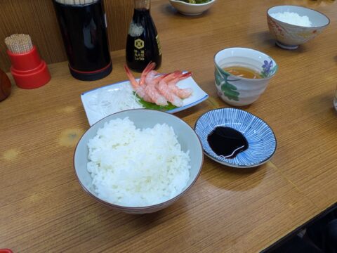 魚源食堂の甘海老刺し+茶碗ご飯|プリプリの甘海老と炊きたて白飯の組み合わせ