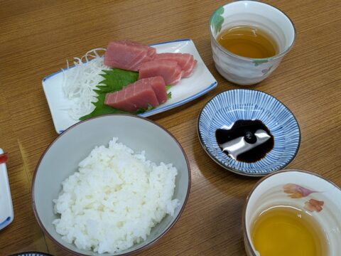 魚源食堂の鮪刺し+茶碗ご飯|炊きたての白飯とたまり醤油が美しいマグロの刺身