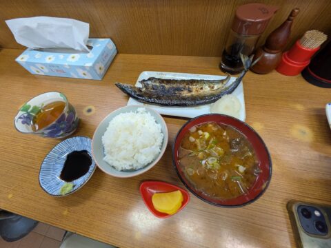 魚源食堂のサンマの開き定食|炭火で香ばしく焼かれたサンマ・炊きたて白飯・味噌汁の極上定食