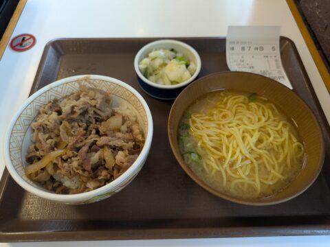 とん汁みそらーめん・牛丼・おしんこのセット