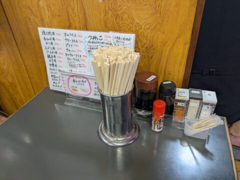 相川食堂の卓上｜割り箸と基本調味料。