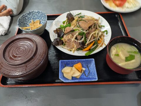 相川食堂のレバニラ炒め定食｜よく焼きのレバニラ・シナチクの小鉢・味噌汁・ご飯のセット