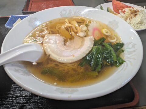 相川食堂のミニラーメン｜チャーシュー・シナチク・ナルト・ほうれん草が乗った昭和の中華そば