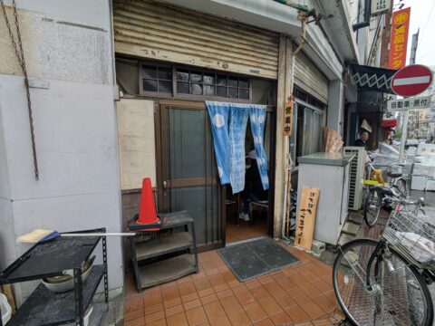 柳橋中央市場「魚源食堂」の外観|青いのれんと「ぼちぼちやってますよ」の手書き看板
