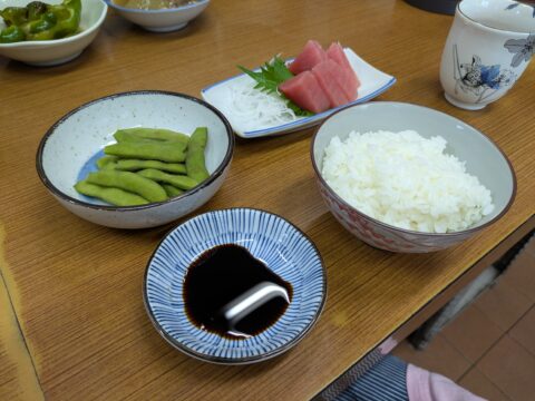 魚源食堂のお子様ランチ|新鮮な鮪の刺身・茶碗ご飯・枝豆のセット