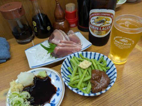 魚源食堂の鰹の刺身と十六ささげ|赤味噌とおろし生姜を添えた伝統野菜とキリンビール