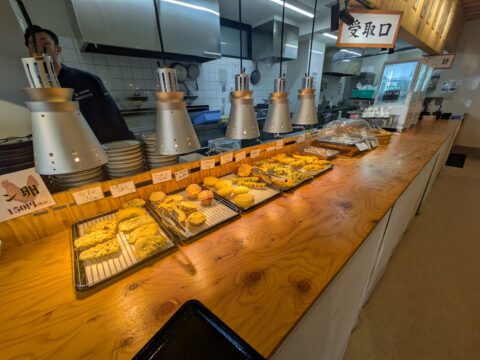 日和製麺 春日井店の天ぷらカウンター|朝6時から並ぶ揚げたての天ぷらの数々