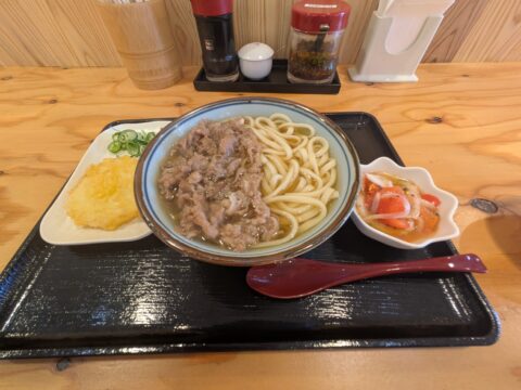 日和製麺 春日井店の肉うどん|牛肉がたっぷり乗った一杯に天ぷらと小鉢を添えて