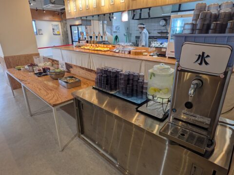 日和製麺 春日井店の広々とした店内|給水機と薬味コーナー