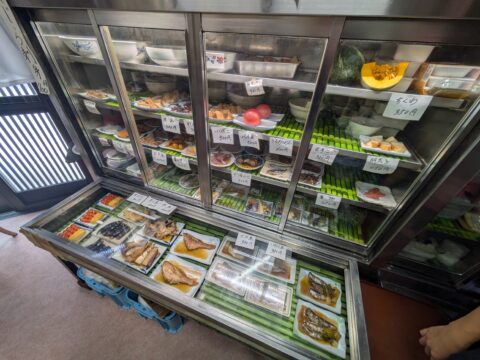 日の出寿し食堂の保冷庫|煮物や惣菜が並ぶセルフ式のショーケース