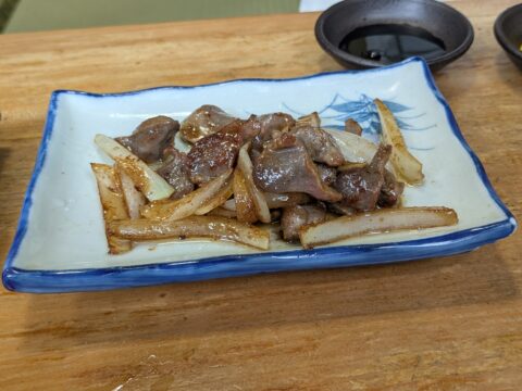 日の出寿し食堂の砂肝炒め