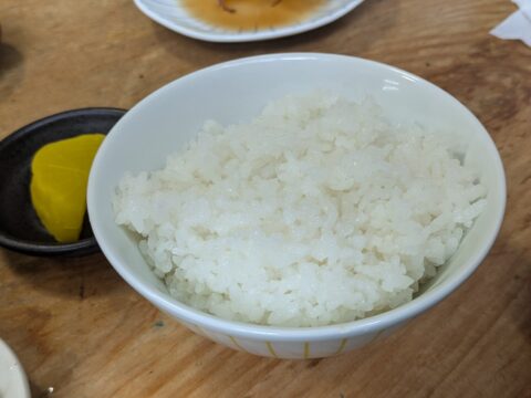 日の出寿し食堂の小ご飯|たくあん付きの白いご飯