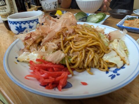 日の出寿し食堂の焼きそば|花かつおがたっぷり乗った実に愛知県らしい一品