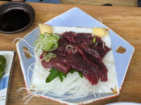 日の出寿し食堂のくじら刺し