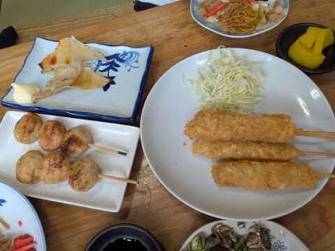日の出寿し食堂の串カツ・つくね・エイヒレ